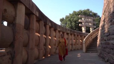 Sanchi Stupa 'da yürüyen kadın turist, UNESCO Dünya Mirası Sitesi, Madhya Pradesh, Hindistan.