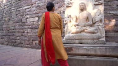 Sanchi Stupa 'da yürüyen kadın turist, UNESCO Dünya Mirası Sitesi, Madhya Pradesh, Hindistan.