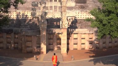 Sanchi Stupa 'da yürüyen kadın turist, UNESCO Dünya Mirası Sitesi, Madhya Pradesh, Hindistan.