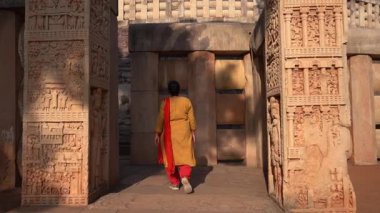 Sanchi Stupa 'da yürüyen kadın turist, UNESCO Dünya Mirası Sitesi, Madhya Pradesh, Hindistan.