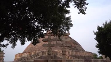 SANCHI, MADHYA PRADESH, Hindistan, 10 Mart 2022: UNESCO Dünya Mirası Bölgesi Büyük Sançi Stupa 'ya turist ziyareti.