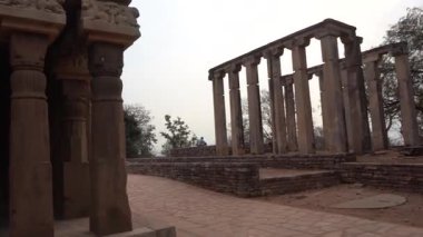 SANCHI, MADHYA PRADESH, Hindistan, 10 Mart 2022: UNESCO Dünya Mirası Bölgesi Büyük Sançi Stupa 'ya turist ziyareti.