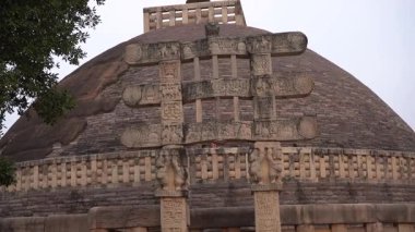 SANCHI, MADHYA PRADESH, Hindistan, 10 Mart 2022: UNESCO Dünya Mirası Bölgesi Büyük Sançi Stupa 'ya turist ziyareti.