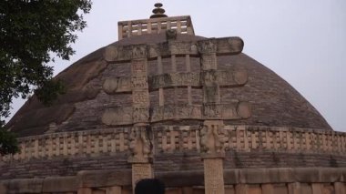 SANCHI, MADHYA PRADESH, Hindistan, 10 Mart 2022: UNESCO Dünya Mirası Bölgesi Büyük Sançi Stupa 'ya turist ziyareti.