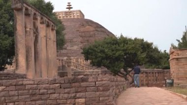 SANCHI, MADHYA PRADESH, Hindistan, 10 Mart 2022: UNESCO Dünya Mirası Bölgesi Büyük Sançi Stupa 'ya turist ziyareti.