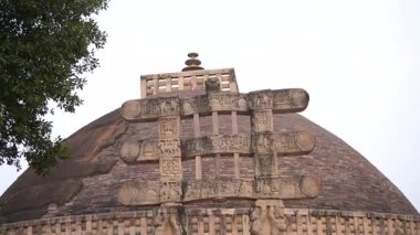 SANCHI, MADHYA PRADESH, Hindistan, 10 Mart 2022: UNESCO Dünya Mirası Bölgesi Büyük Sançi Stupa 'ya turist ziyareti.