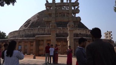 SANCHI, MADHYA PRADESH, Hindistan, 10 Mart 2022: UNESCO Dünya Mirası Bölgesi Büyük Sançi Stupa 'ya turist ziyareti.
