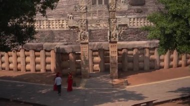 SANCHI, MADHYA PRADESH, Hindistan, 10 Mart 2022: UNESCO Dünya Mirası Bölgesi Büyük Sançi Stupa 'ya turist ziyareti.