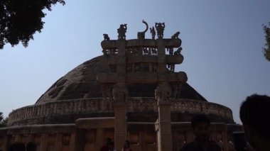 SANCHI, MADHYA PRADESH, Hindistan, 10 Mart 2022: UNESCO Dünya Mirası Bölgesi Büyük Sançi Stupa 'ya turist ziyareti.