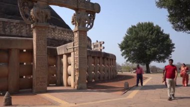 SANCHI, MADHYA PRADESH, Hindistan, 10 Mart 2022: UNESCO Dünya Mirası Bölgesi Büyük Sançi Stupa 'ya turist ziyareti.