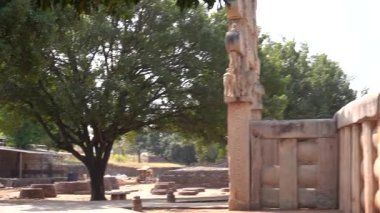 SANCHI, MADHYA PRADESH, Hindistan, 10 Mart 2022: UNESCO Dünya Mirası Bölgesi Büyük Sançi Stupa 'ya turist ziyareti.