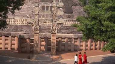 SANCHI, MADHYA PRADESH, Hindistan, 10 Mart 2022: UNESCO Dünya Mirası Bölgesi Büyük Sançi Stupa 'ya turist ziyareti.