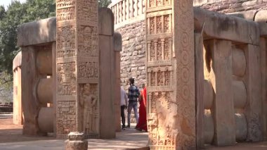 SANCHI, MADHYA PRADESH, Hindistan, 10 Mart 2022: UNESCO Dünya Mirası Bölgesi Büyük Sançi Stupa 'ya turist ziyareti.