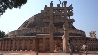 SANCHI, MADHYA PRADESH, Hindistan, 10 Mart 2022: UNESCO Dünya Mirası Bölgesi Büyük Sançi Stupa 'ya turist ziyareti.