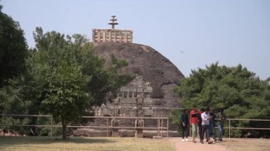 SANCHI, MADHYA PRADESH, Hindistan, 10 Mart 2022: UNESCO Dünya Mirası Bölgesi Büyük Sançi Stupa 'ya turist ziyareti.