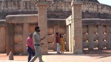 SANCHI, MADHYA PRADESH, Hindistan, 10 Mart 2022: UNESCO Dünya Mirası Bölgesi Büyük Sançi Stupa 'ya turist ziyareti.
