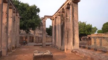 Sanchi Stupa kalıntıları, asıl stupa İmparator Ashoka tarafından inşa edilen 2200 yıllık bir Budist anıtı, UNESCO Dünya Mirası.