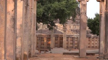 Sanchi Stupa kalıntıları, asıl stupa İmparator Ashoka tarafından inşa edilen 2200 yıllık bir Budist anıtı, UNESCO Dünya Mirası.