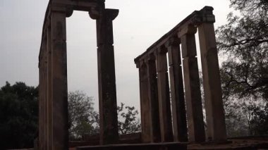 Sanchi Stupa kalıntıları, asıl stupa İmparator Ashoka tarafından inşa edilen 2200 yıllık bir Budist anıtı, UNESCO Dünya Mirası.