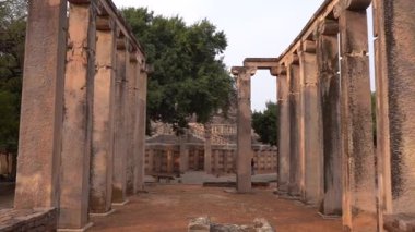 Sanchi Stupa kalıntıları, asıl stupa İmparator Ashoka tarafından inşa edilen 2200 yıllık bir Budist anıtı, UNESCO Dünya Mirası.