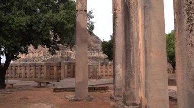 Sanchi Stupa kalıntıları, asıl stupa İmparator Ashoka tarafından inşa edilen 2200 yıllık bir Budist anıtı, UNESCO Dünya Mirası.