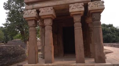 Sanchi Stupa kalıntıları, asıl stupa İmparator Ashoka tarafından inşa edilen 2200 yıllık bir Budist anıtı, UNESCO Dünya Mirası.