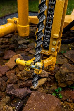 Eski sarı sondaj makinesi. 19. yüzyıl çelik endüstrisi.