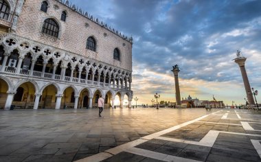 Sabahın erken saatlerinde Piazza San Marco 'da Venedik, İtalya' da Palazzo Ducale ile