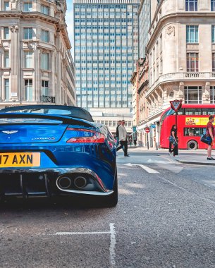 Londra - 16 Haziran 2018 - British Blue Sports Car in London City Street with Red Double Decker Otobüs, London UK