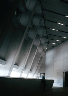 Londra - 23 Eylül 2017 - Tate Modern, Londra 'da Betondaki Adam' ın Sokak Fotoğrafı