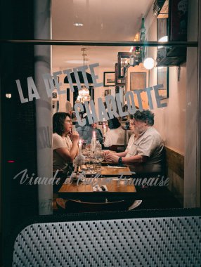 Paris - 02 Eylül 2024 - Fransız Restoranı Brasserie 'de bir çift 9.