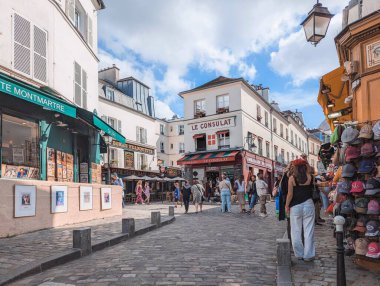 Paris - 04 Eylül 2024 Sacre Coeur yakınlarındaki Montmartre Hilltop 'a Fransız yürüyüşü