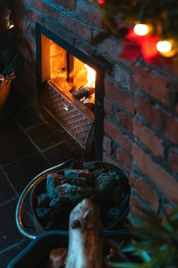 Noel Sabahı 02 'de Salon' da Kömür, Ateş Işıkları ve Noel Peri Işıklarıyla Sıcak Şömine