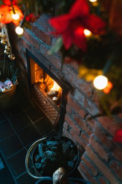 Noel Sabahı 01 'de Salon' da Kömür, Ateş Işıkları ve Noel Peri Işıklarıyla Sıcak Şömine