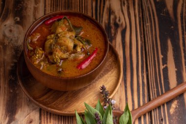 Yayın balığı Curry. Karanlık arka planda Tayland yemeği. Geleneksel gıda konsepti. Üst Görünüm, Düz Yatay, Uzayı Kopyala