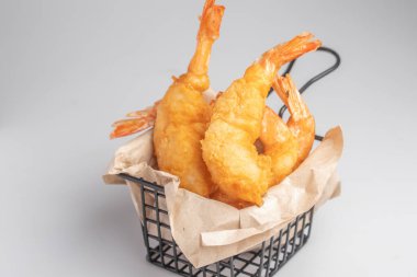 Beyaz tabakta erik soslu haşlanmış karides