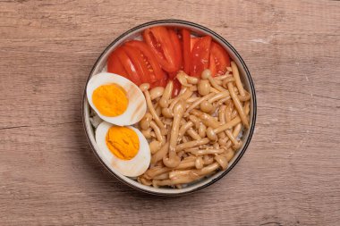 Kaynamış yumurta ve domatesli sotelenmiş mantar sağlıklı yiyecek.