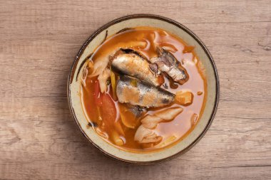 Tom bir fincanda balık konservesi yaptı. Baharatlı çorba..