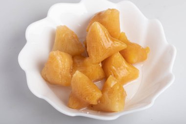 ba zhang bir buharlı tencerede Çin ulusal yiyeceğinde buharlaştı. Beyaz bir bardak şurupta.