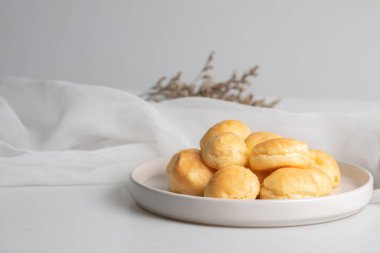 Beyaz tabakta taze süt ekini