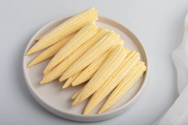Kukurydza Białym Talerzu — Zdjęcie stockowe