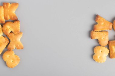 Gri arkaplanda İngiliz ekmeği atıştırması