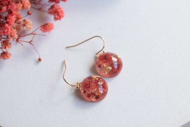 El yapımı reçine küpeler, moda mücevherler..
