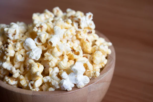 Popcorn Een Houten Beker Snacks — Stockfoto