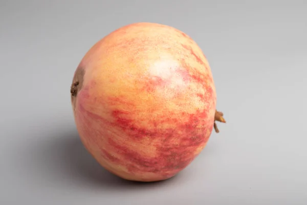 Červené Granátové Jablko Semena Šedém Pozadí — Stock fotografie