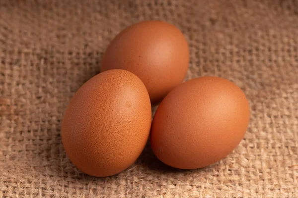 Три Свежих Куриных Яйца Коричневом Фоне — стоковое фото