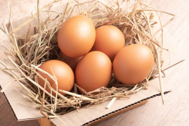 Pilav pipetinin üstüne tavuk yumurtası. Kutuya koyun.