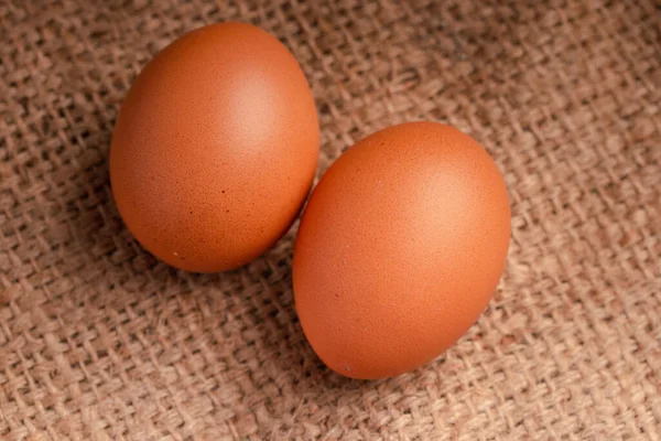 Три Свежих Куриных Яйца Коричневом Фоне — стоковое фото