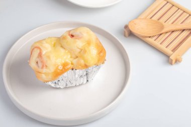 Beyaz tabakta kremalı tost.