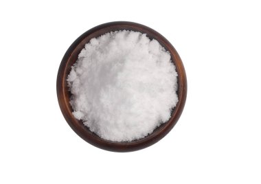 Beyaz arka planda tahta bir fincanda beyaz tuz.